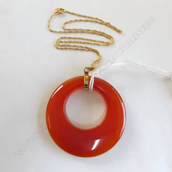 CARNELIAN PENDANT NECKLACE w. 14CT BAIL, 10CT CHAIN (0.86gms) 