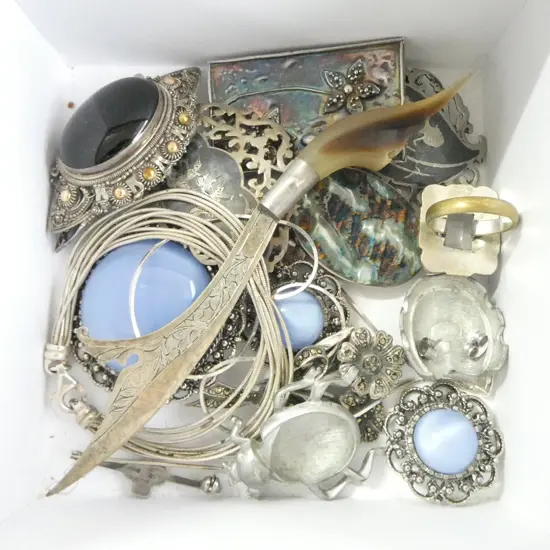 GOOD LOT OF ASSORTED SILVER AND COSTUME JEWELLERY