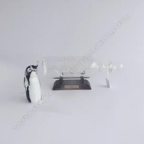 HAND BLOWN GLASS 'VICTORY' SHIP IN A, BOTTLE ON STAND L.290mm + KONSTGLAS PENGUIN H.120mm