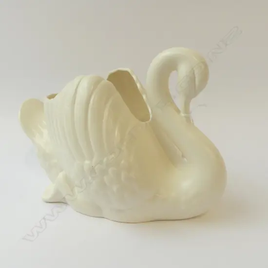 LG CROWN LYNN WHITE SWAN w. FIRING FAULT TO HEAD H.205mm