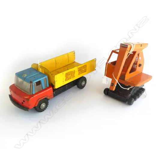 LRG VINTAGE METAL TOY TRUCK L.370mm & TRIANG CRANE