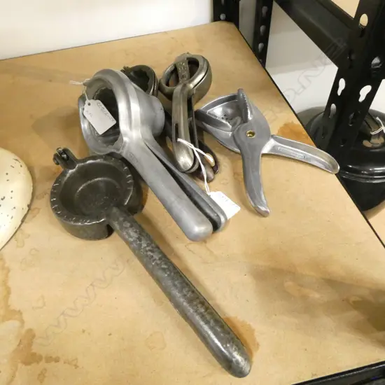 (1656/3442/1699/2217/1513) 3 VINTAGE CAST IRON LEMON SQUEEZERS & 2 ALUMINIUM LEMON SQUEEZERS L.240mm