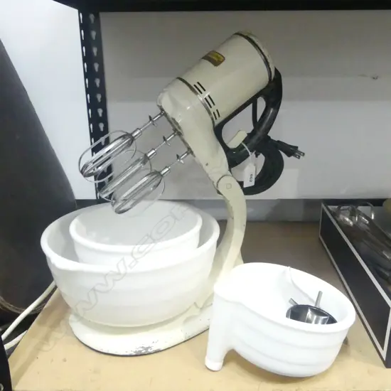 (2283) VINTAGE GENERAL ELECTRIC THREE PRONG MIXER SET 