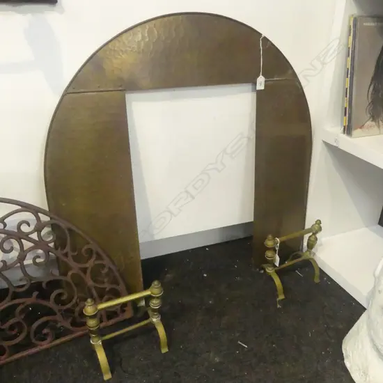 LARGE COPPER FIRE PLATE H.750mm + 2 BRASS FIRE DOGS
