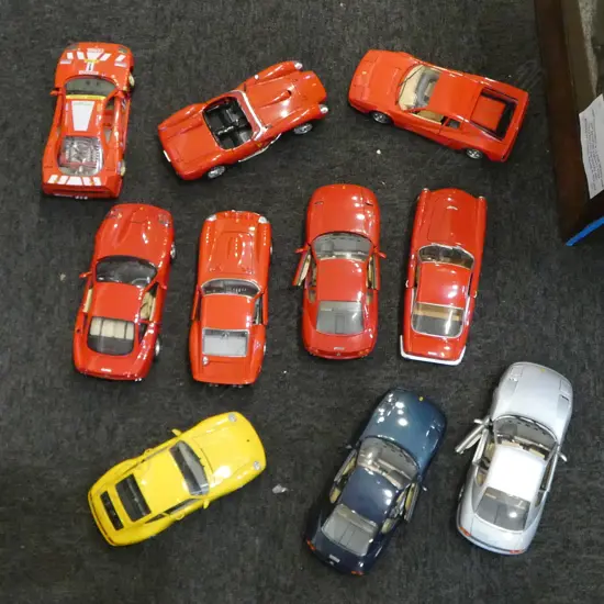 10 B BUGARO/HOT WHEELS FERRARI MODEL CARS