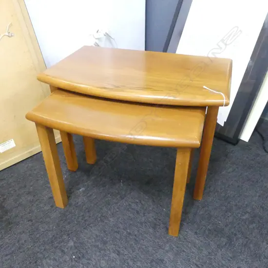 SET OF 2 NESTING TABLES 