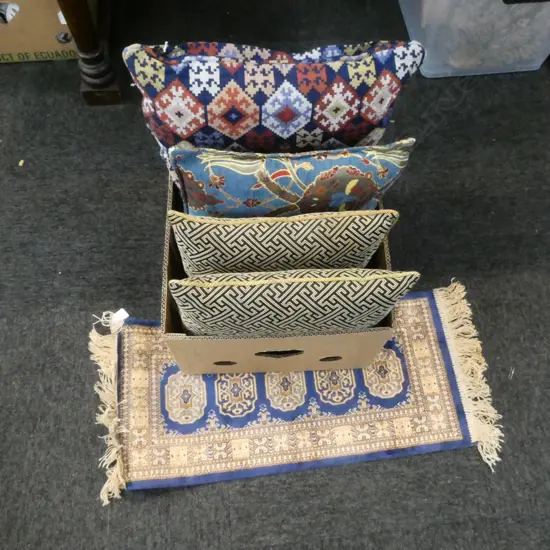 CUSHIONS X4 + SMALL RUG