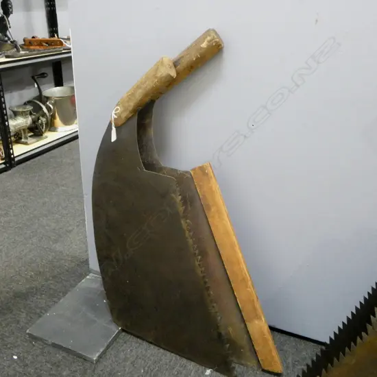 3 Antique Whaleback saws L.850mm (1 missing handle)