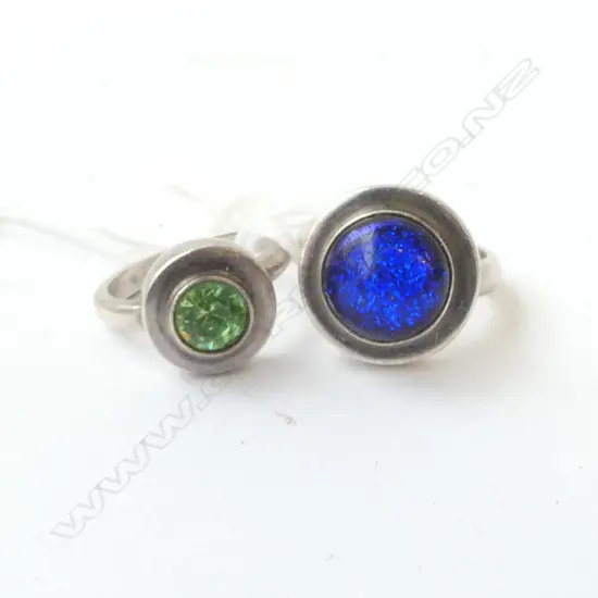 2 MODERN SILVER & COLOURED STONE RINGS 