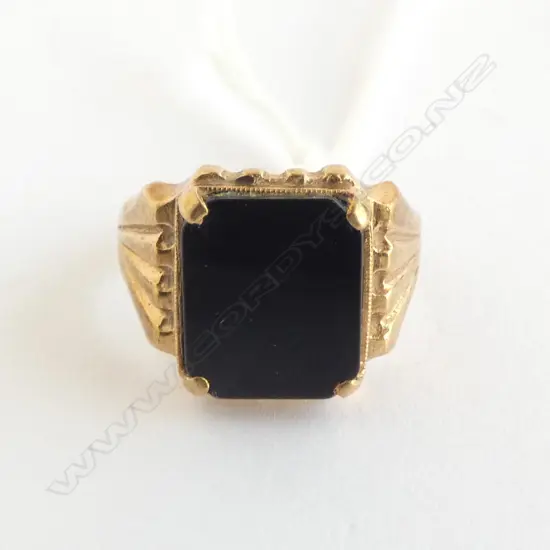 9ct GOLD & ONYX SIGNET RING flared shoulders 4.5gms SIZE N