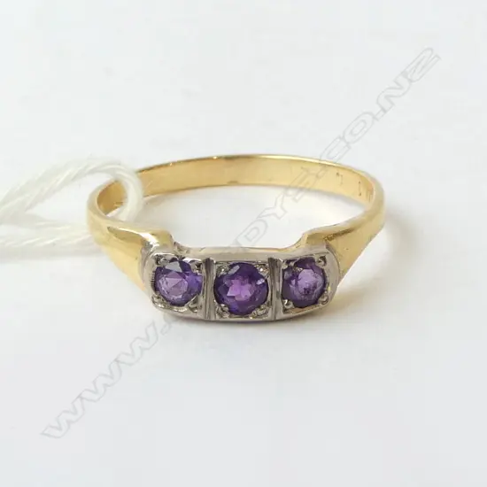 18ct YELLOW GOLD 3 STONE AMETHYST RING 2.43gms SIZE N