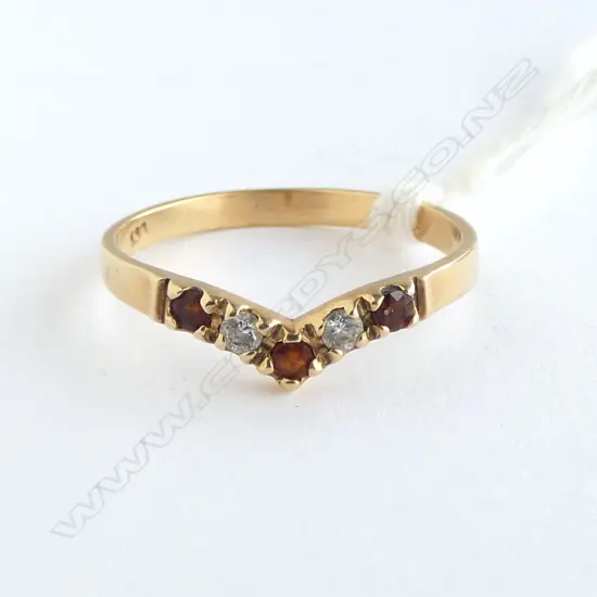 9ct GOLD GARNET & CZ STONE V-form RING 1.38gms SIZE N