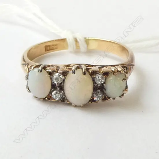 VINTAGE 18ct GOLD 3 OPAL (1 chipped) & 4 DIAMOND RING 3.84gms SIZE P1/2
