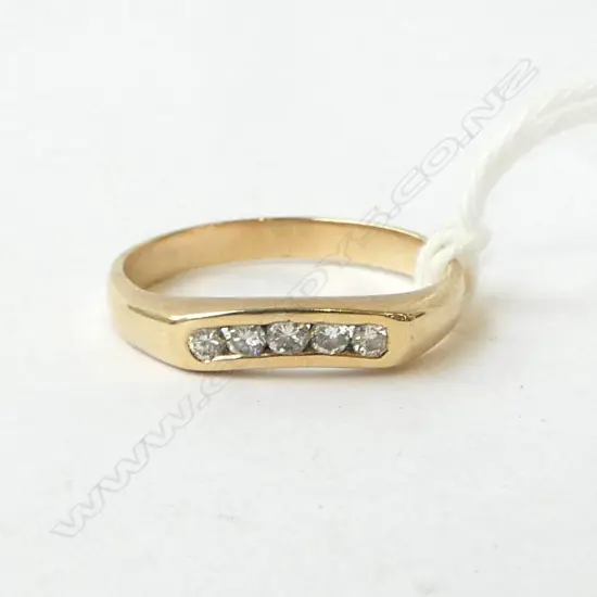9ct GOLD & 5 STONE DIAMOND RING channel set 2gms SIZE O