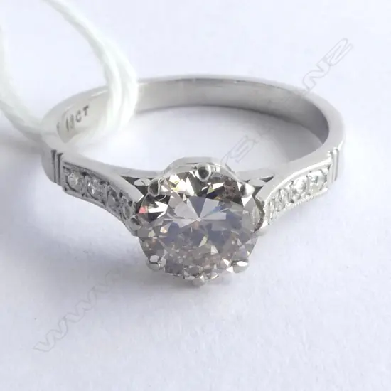 18CT WG DIAMOND SOLITAIRE WITH SHOULDER DIAMONDS SIZE L (approx size 1.00 CT early modern brilliant)