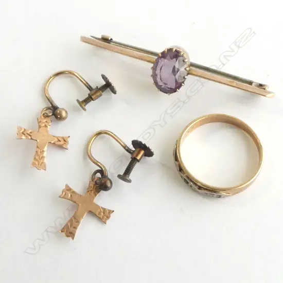 9CT GOLD AMETHYST BAR BROOCH, RING & PR CROSS EARINGS 5.52gms