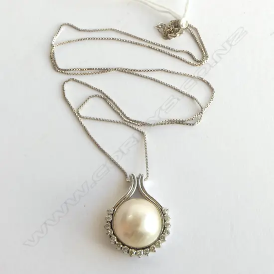 9CT white GOLD MABE PEARL& DIAMOND PENDANT ON 9CT WG CHAIN 2.5gms. 11.68gm total