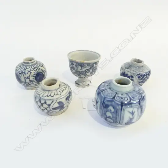 5 SMALL B/W CHINESE EXPORT PIECES, H.70MM