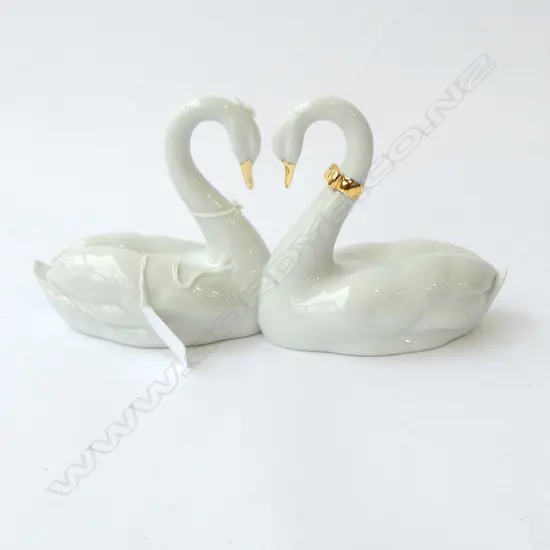 LLADRO 'ENDLESS LOVE' SWANS FIGURE GROUP in original box H.135mm