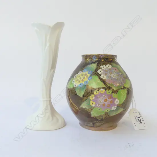 C/LYNN WHITE SPECIMAN VASE H160MM & CARLTONWARE ROUGE ROYAL VASE