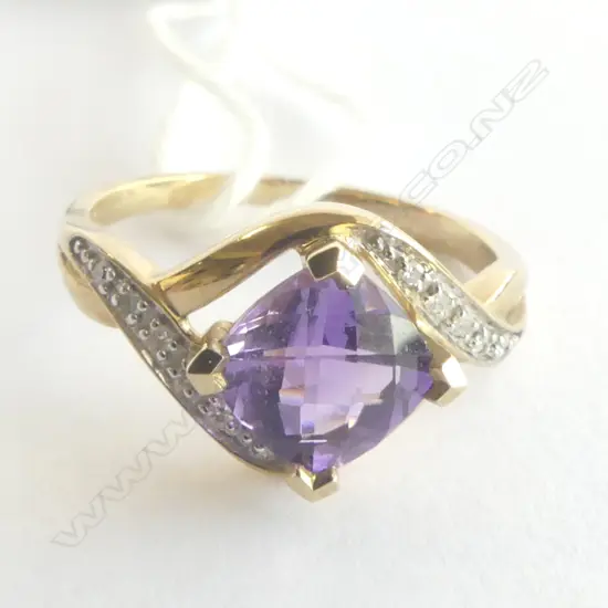 9CT GOLD AMETHYST & DIAMOND RING SIZE O