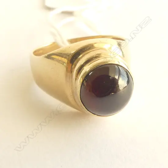 9ct GOLD RING w CENTRAL OVAL GARNET, 11gm SIZE R