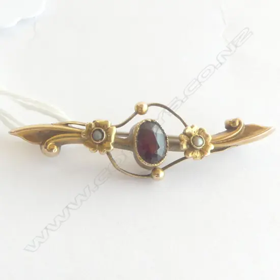 9CT GOLD RED STONE BAR BROOCH 2GMS