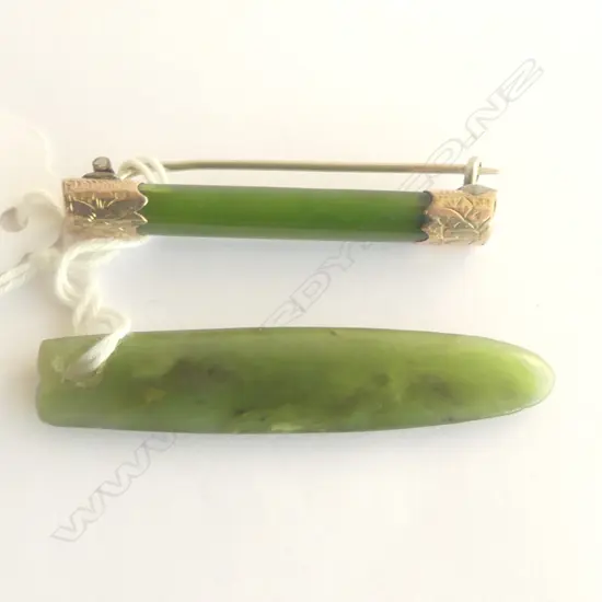 2 OLD POUNAMU PCES: brooch w gold mounts (lead repair) + pendant