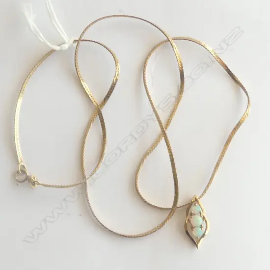 9CT GOLD OPAL PENDANT ON 9CT CHAIN 4.6GMS
