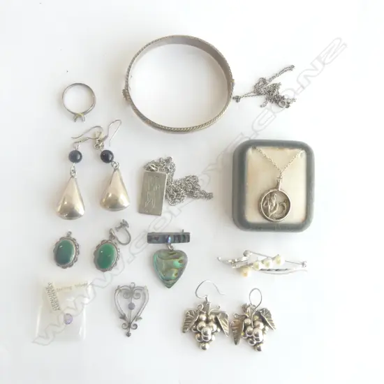 COLLECTION OF ASSORTED S/SILVER JEWELLERY BANGLE PENDANTS BROOCHES ETC