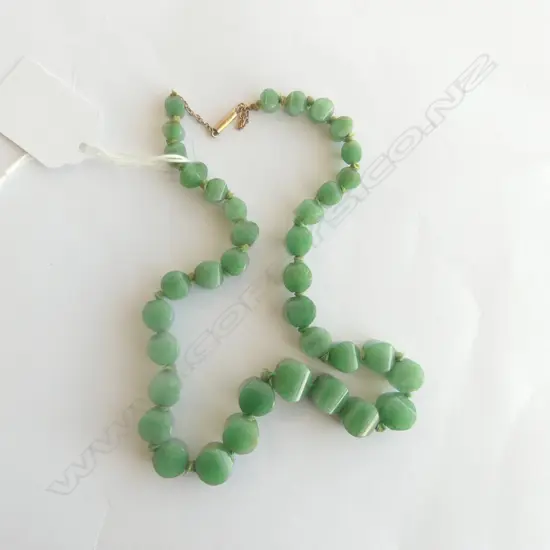 VINTAGE GRADUATED GREEN AGATE NECKLACE of swollen cube form beads w 9ct clasp. L.440mm
