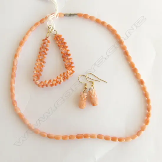 CORAL COLOURED BEADED NECKLACE, BRACELET & 2 PINEAPPLE FORM EARRINGS
