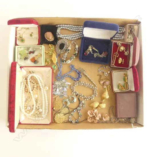 TRAY LOT COSTUME JEWELLERY