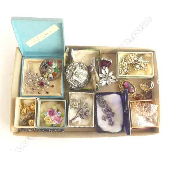 TRAY LOT COSTUME JEWELLERY