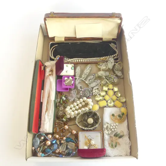 TRAY LOT COSTUME JEWELLERY