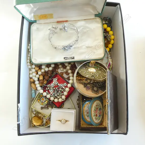 COLLECTION OF COSTUME JEWLERY