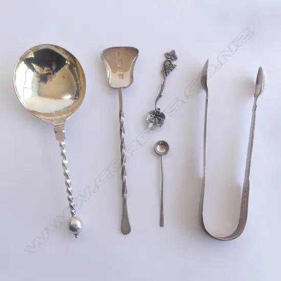 S/SILVER TONGS & 4 SILVER SPOONS 60GMS