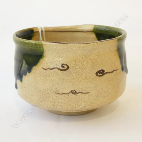JAPANESE POTTERY UNOMI (Tea bowl) green dribbled glaze & restrained brushed decoration Dia.115mm