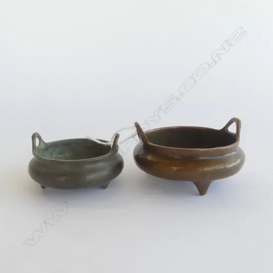 2 SMALL CHINESE BRONZE INCENSE BURNERS 3 legs pr open handles. Dia.85mm largest