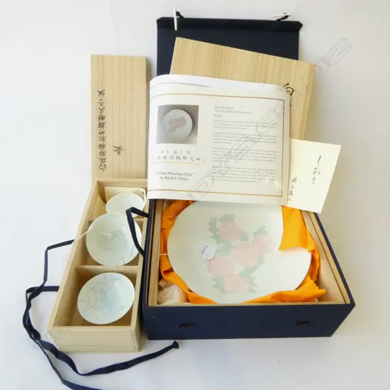 BOXED WHITE PORC DISH BY INOUE MANJI DIA240MM & BOXED 3 ORIENTAL TEA BOWLS