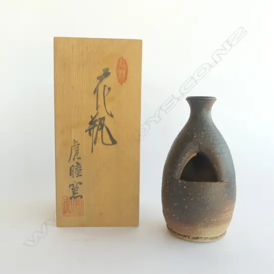 QUALITY JAPANESE BIZEN WARE POTTERY VASE, SIGNED TO BASE, H.180mm (w cedar box)