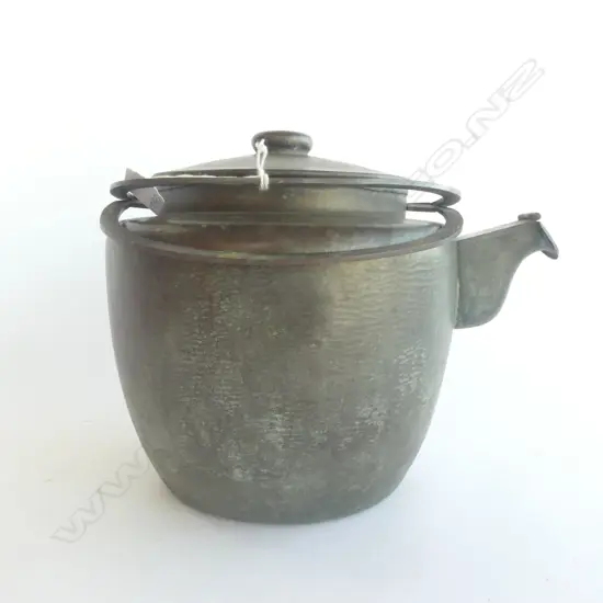 VINTAGE ORIENTAL COPPER LIDDED KETTLE with double bar handle & covered spout. Beaten type finish. H.190mm