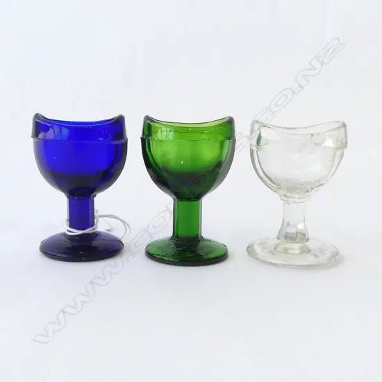 SET OF 3 ANTIQUE GLASS EYE BATHS – GREEN, BLUE, CLEAR ‘BRITISH MADE’, L.60MM