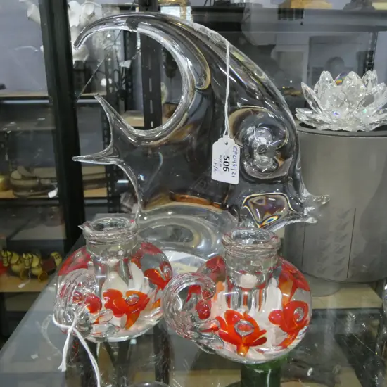 ART GLASS FISH H220MM CHIPPED & PR ARTGLASS CANDLESTICKS H80MM
