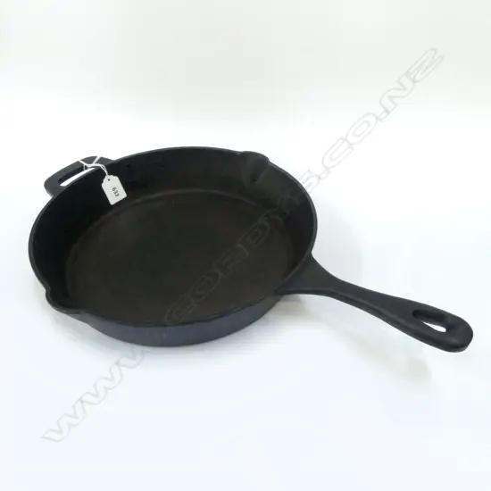 HEAVY CAST IRON PAN L.500mm