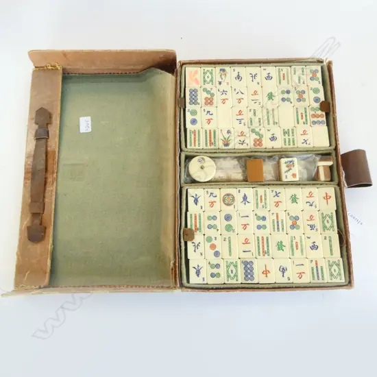 VINTAGE CASED BAMBOO & BONE MAH JONG SET 