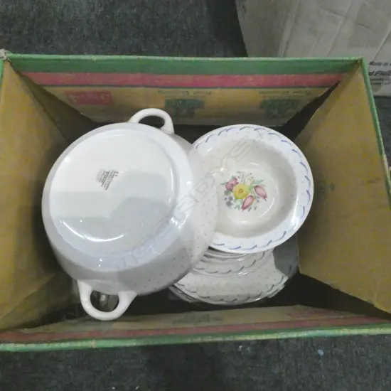 PART SUZIE COOPER DINNER SERVICE INCLUDES 2 LIDDED TURREENS