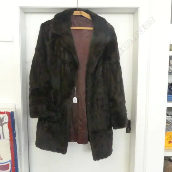 VINTAGE LADIES FUR COAT 