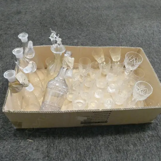 TRAY OF CRYSTAL GLASSES & DECANTERS