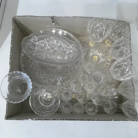 BOX OF CRYSTAL GLASSES BOWLS VASE ETC